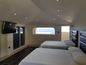 Habitación triple Deluxe, 2 habitaciones, 2 baños, vista a la alberca | Ropa de cama de alta calidad y wifi gratis