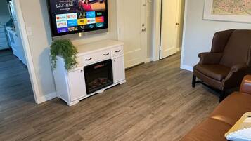 Una televisión, una chimenea