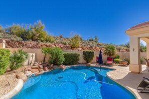 Utendørsbasseng og et oppvarmet basseng