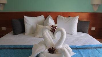 Habitación estándar, 1 cama de matrimonio grande, balcón, vistas a la piscina | Ropa de cama de alta calidad, caja fuerte, decoración individual