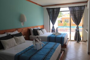 Familienzimmer, 2 Doppelbetten, Balkon, Poolblick | Hochwertige Bettwaren, Zimmersafe, individuell dekoriert