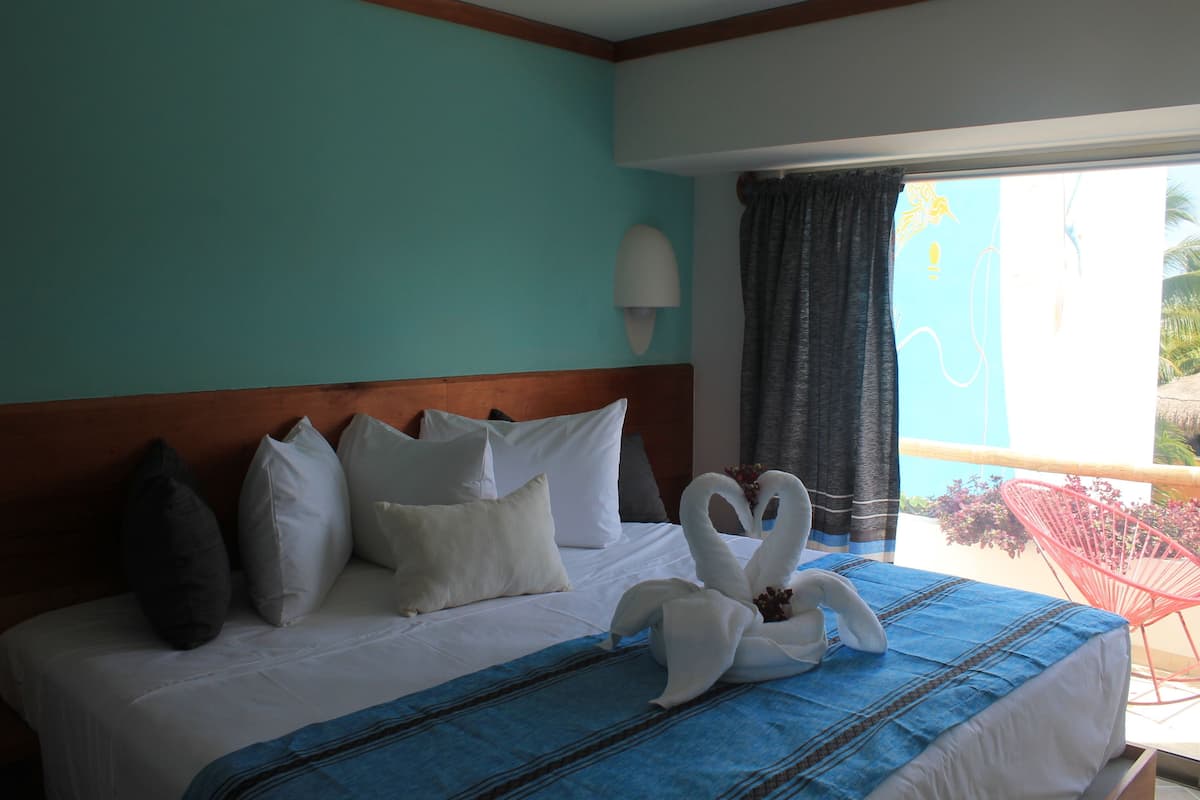 Quarto standard, 1 cama King, sacada, vista para a piscina | Roupas de cama premium, cofres nos quartos, individualmente decorados