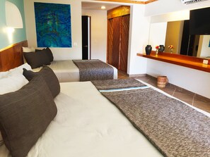 Familienzimmer, 2 Doppelbetten, Balkon, Poolblick | Hochwertige Bettwaren, Zimmersafe, individuell dekoriert