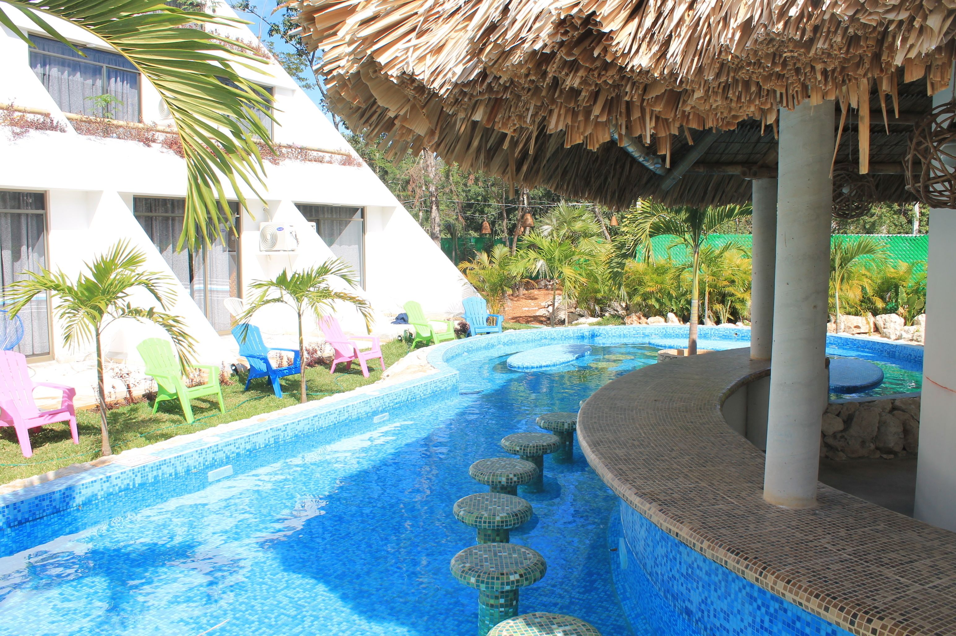 Piscine extérieure, chaises longues