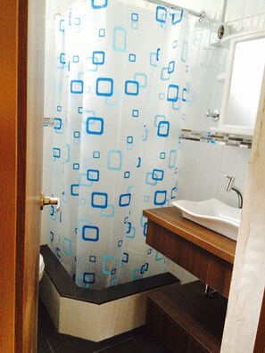 Appartamento City, 2 camere da letto, cucina, vista montagna | Bagno | Doccia, set di cortesia gratuito, asciugamani