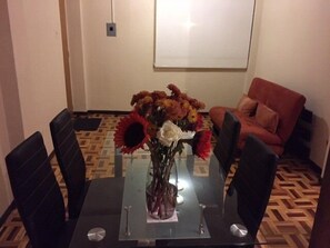 Appartement Ville, 2 chambres, cuisine, vue montagne | Restauration dans la chambre