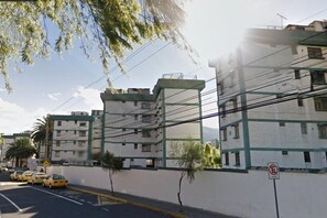 Vista frontal de la propiedad