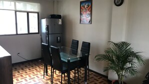 City Apartment, 2 Bedrooms, Kitchen, Mountain View | Room service - dining - Granados Apartment (Quito)