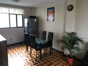 City Apartment, 2 Bedrooms, Kitchen, Mountain View | Room service - dining - Granados Apartment (Quito)