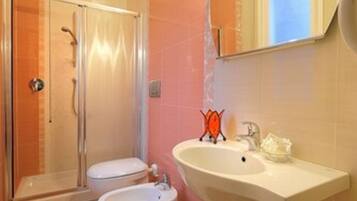 Douche, articles de toilette gratuits, bidet, serviettes fournies