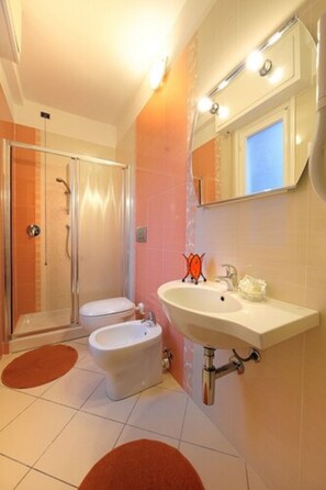 Douche, articles de toilette gratuits, bidet, serviettes fournies