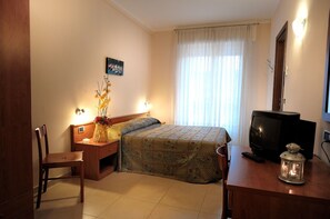 Tweepersoonskamer, voor 1 persoon, balkon | Een bureau, babybedden (toeslag), extra bedden (toeslag), gratis wifi