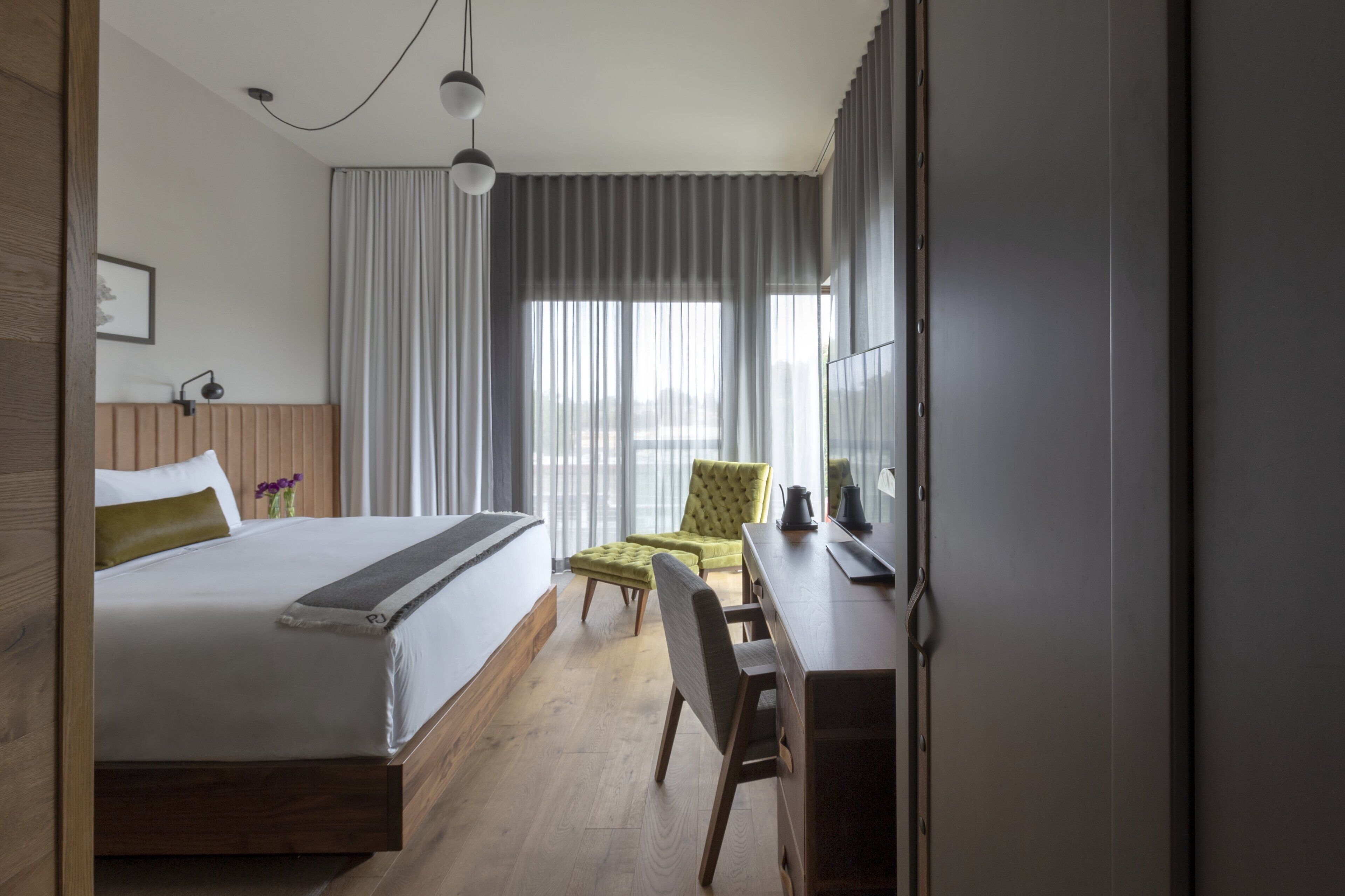 frette italian sheets, premium bedding, in-room safe, desk