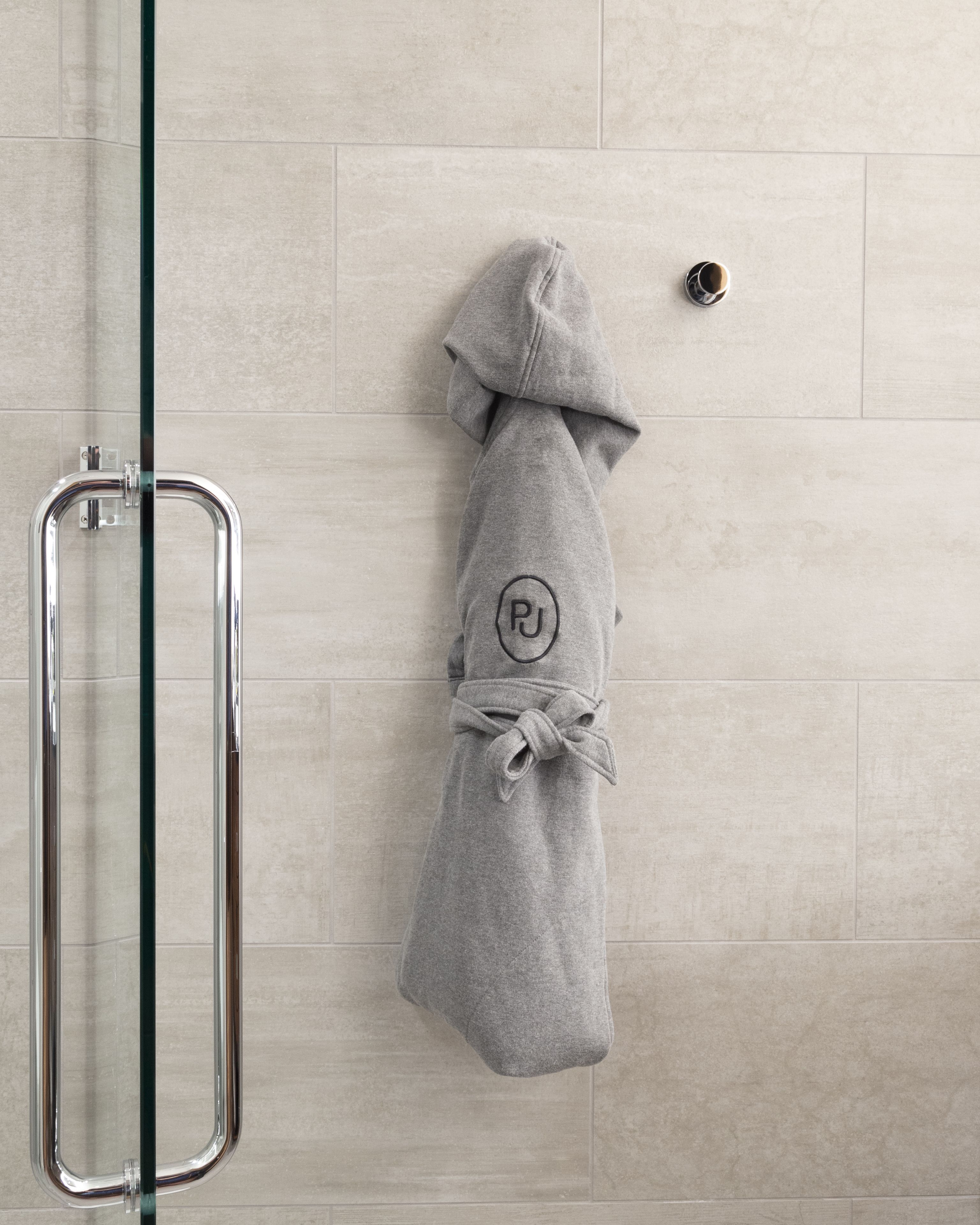 frette italian sheets, premium bedding, in-room safe, desk