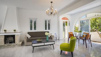 Villa, 2 slaapkamers (No Pool) | Woonkamer | Flatscreentelevisie en een open haard