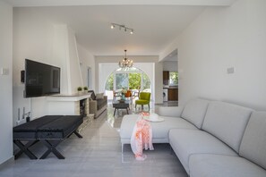 Villa, 2 slaapkamers (No Pool) | Woonkamer | Een flatscreentelevisie en een open haard