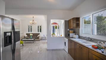 Vila, 2 kamar tidur (No Pool) | Dapur pribadi | Lemari es besar, microwave, oven, dan kompor