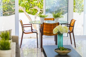 Villa, 2 habitaciones (No Pool) | Sala de estar | Televisión de pantalla plana y chimenea 