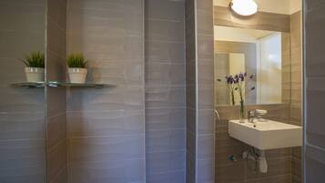Villa, 2 slaapkamers (No Pool) | Badkamer | Een douche, gratis toiletartikelen, een haardroger, handdoeken