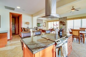 Appartement Confort, 3 chambres, non-fumeurs | Cuisine privée | Grand réfrigérateur, micro-ondes, four, plaque de cuisson