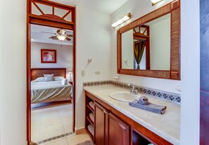 Buồng tắm vòi sen, đồ dùng nhà tắm miễn phí, máy sấy tóc, khăn tắm 
