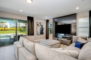 ACO Encore Resort 6 Bedroom Vacation Home with Pool (1913) | 客廳 | 42 吋智能電視連數碼電視頻道、Netflix、串流服務