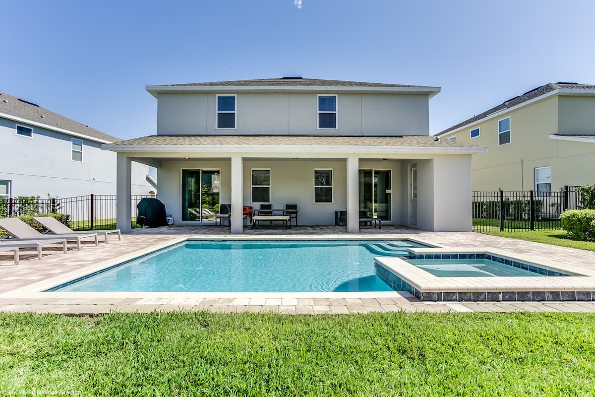 8 Bedroom Vacation Home with Pool (2114) | Woonruimte | Een 42-inch smart-tv met digitale zenders, Netflix en streamingdiensten