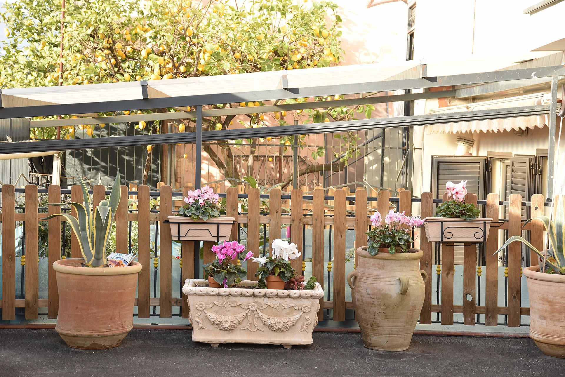 Minibar, caja de seguridad en la habitación y escritorio 