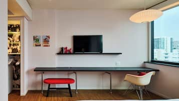 Habitación, 1 cama de matrimonio grande (Mobility Accessible, Roll-In Shower) | Ropa de cama de alta calidad y colchones con acolchado adicional