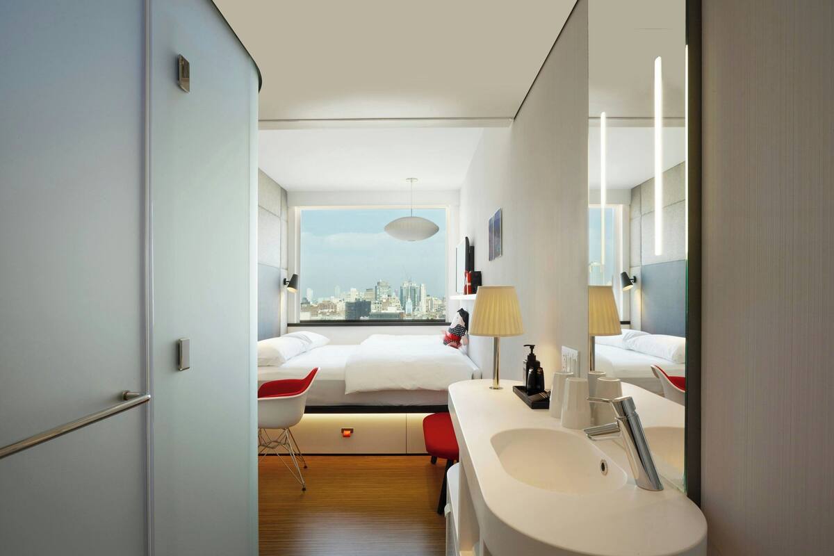 Premium Room, 1 King Bed (View) | Premium bedding, pillowtop beds, in-room safe, desk