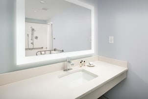 Combined shower/tub, free toiletries, hair dryer, towels