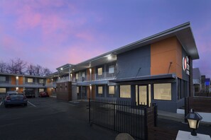 Vista frontal de la propiedad por la tarde o noche