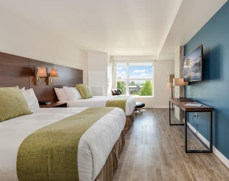 Premium bedding, in-room safe, desk, iron/ironing board. Hotel Interurban Seattle Airport SeaTac