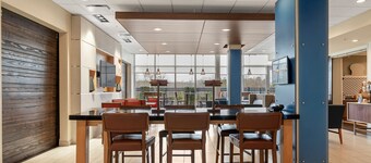 Holiday Inn Express & Suites Macon North by IHG