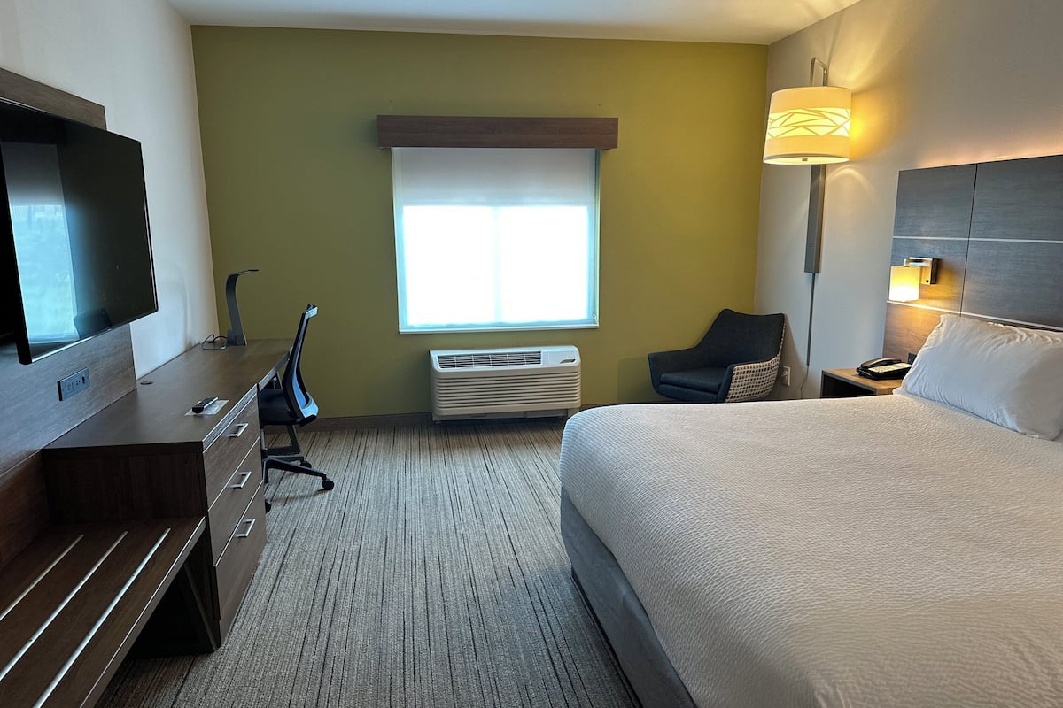 Premium bedding, pillowtop beds, in-room safe, desk