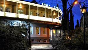 A building with a balcony and a sign that reads "TEKLA PALACE".