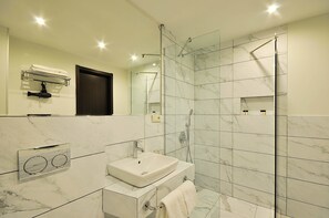 Chuveiro, produtos de toalete grátis, secador de cabelo, chinelos