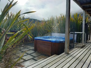 Outdoor spa tub - Tongariro Boutique B&B (Erua)