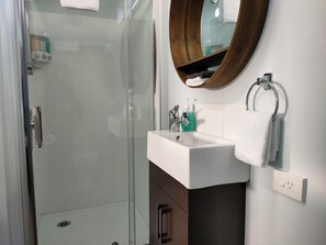Doppelzimmer | Badezimmer | Dusche, umweltfreundliche Kosmetikartikel, Haartrockner, Handtücher