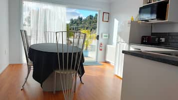Full-size fridge, microwave, toaster, cookware/dishes/utensils