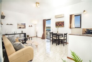 Suite | Living area | Flat-screen TV - Hotel Porto Diakofti (Kithira)