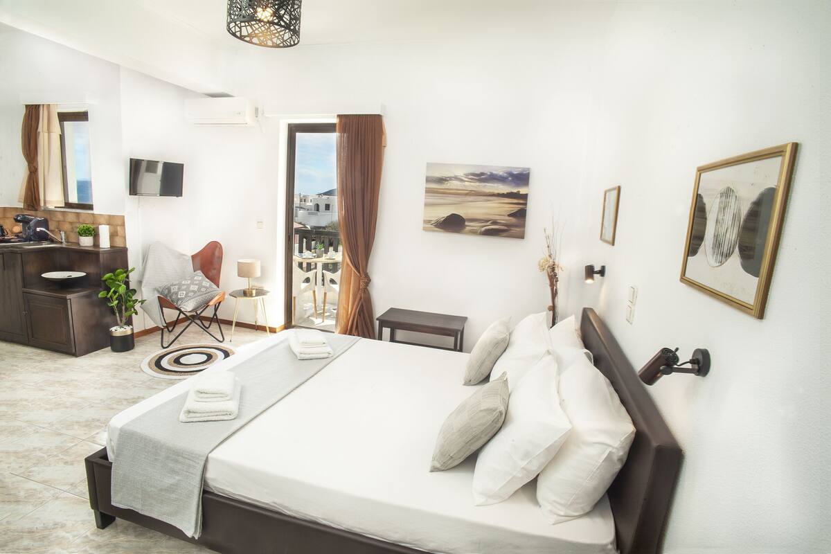 Minibar, caja de seguridad en la habitación, wifi gratis y ropa de cama 