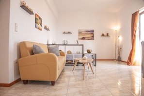 Suite | Living area | Flat-screen TV - Hotel Porto Diakofti (Kithira)