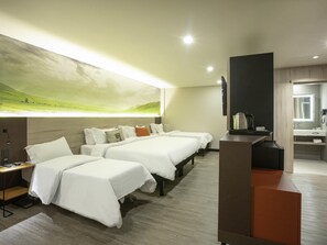 Suite familiar, 1 cama doble | Minibar, caja fuerte, escritorio y cortinas opacas