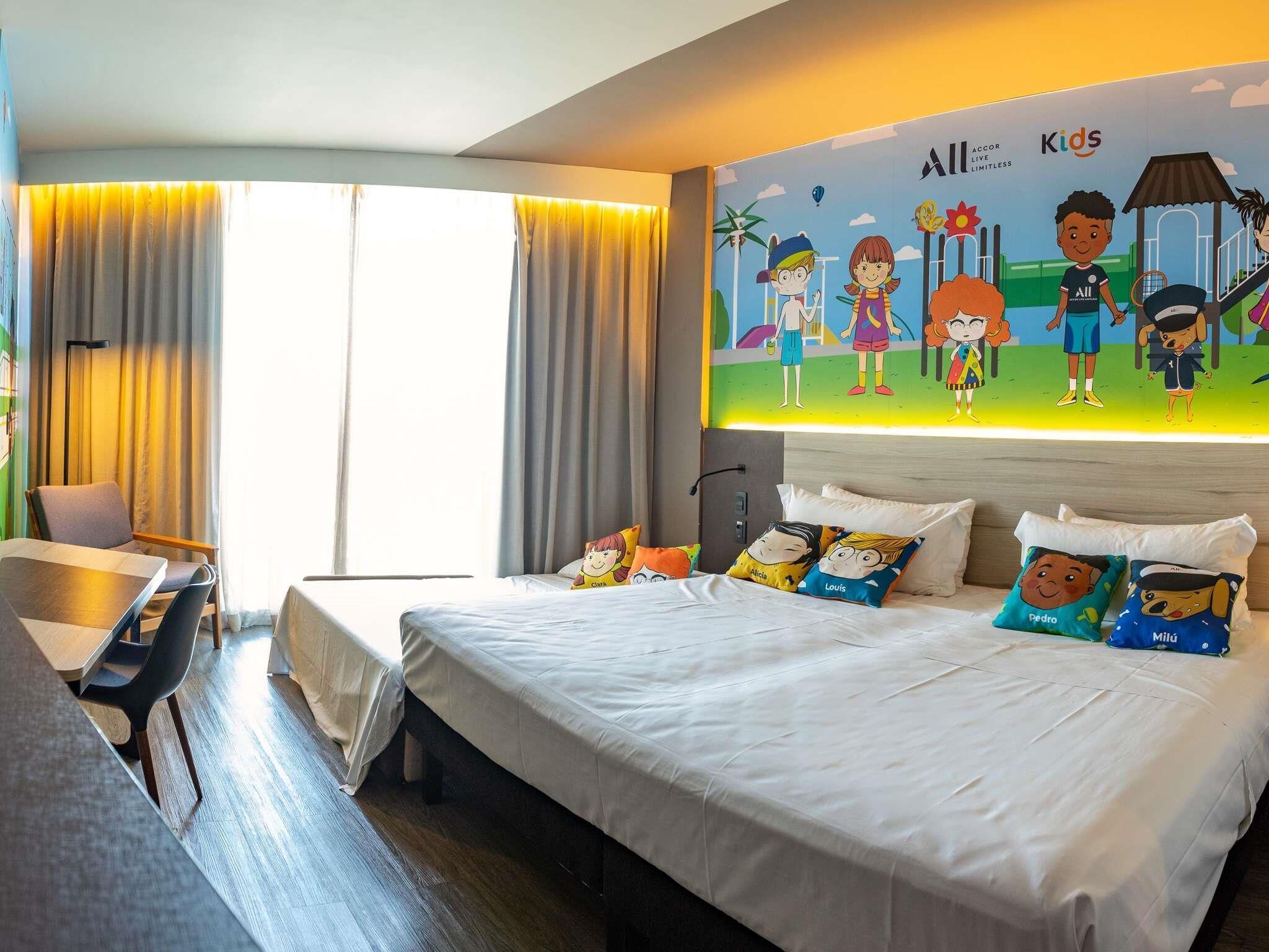 Habitación superior, 1 cama de matrimonio grande | Minibar, caja fuerte, escritorio y cortinas opacas