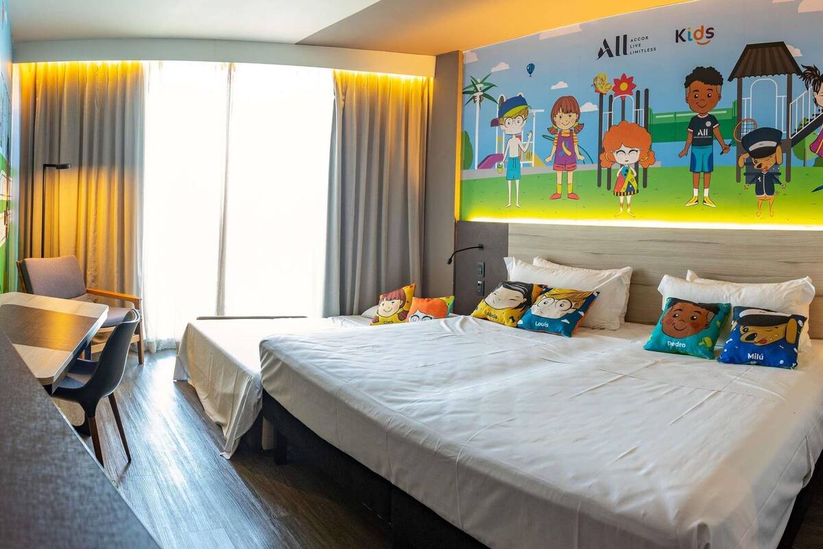 Habitación superior, 1 cama de matrimonio grande | Minibar, caja fuerte, escritorio y cortinas opacas