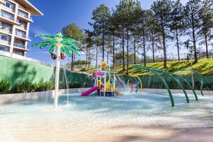 Piscina externa, guarda-sóis, espreguiçadeiras