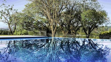 室外游泳池,提供泳池遮陽傘和日光浴躺椅