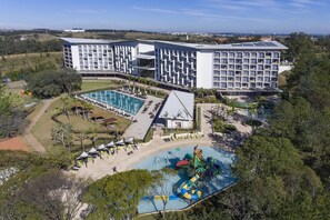 A hotel with a large pool, a water park, and a view of the surrounding landscape. - Novotel Itu Terras São José Golf & Resort (Itu)