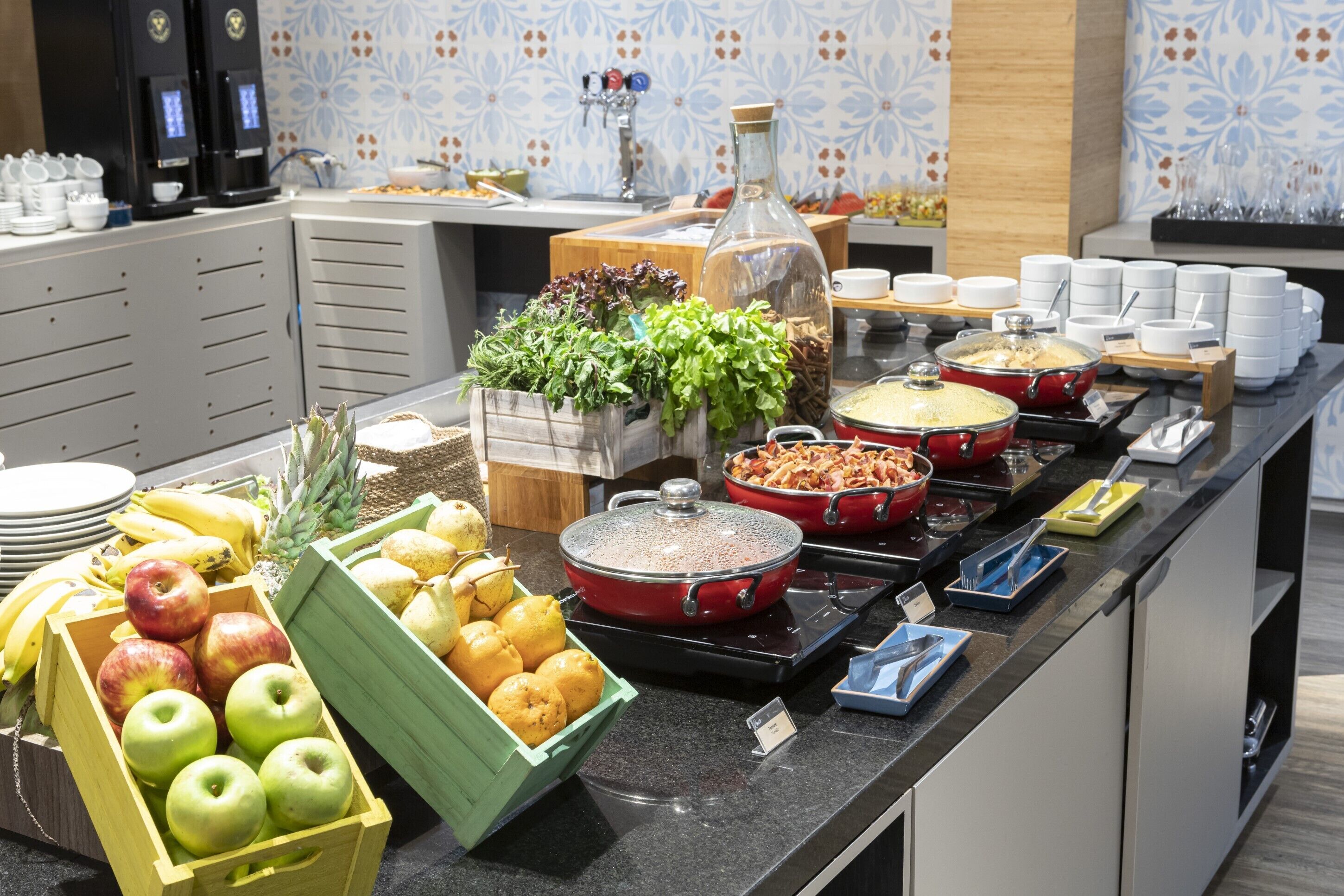 daily buffet breakfast (brl 86 per person)